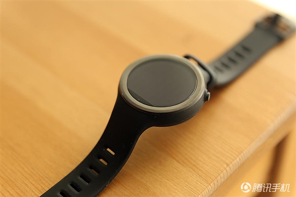 2388元!Moto 360運(yùn)動(dòng)版國(guó)行圖賞:硅膠腕帶