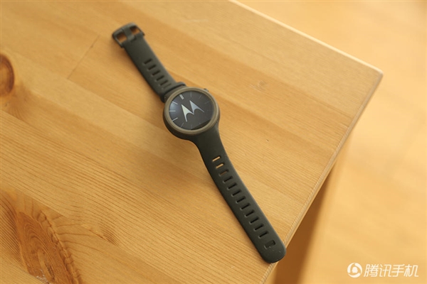 2388元!Moto 360運(yùn)動(dòng)版國(guó)行圖賞:硅膠腕帶