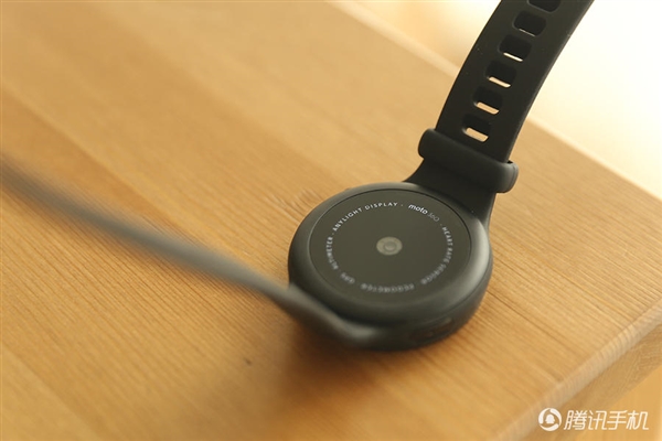 2388元!Moto 360運(yùn)動(dòng)版國(guó)行圖賞:硅膠腕帶
