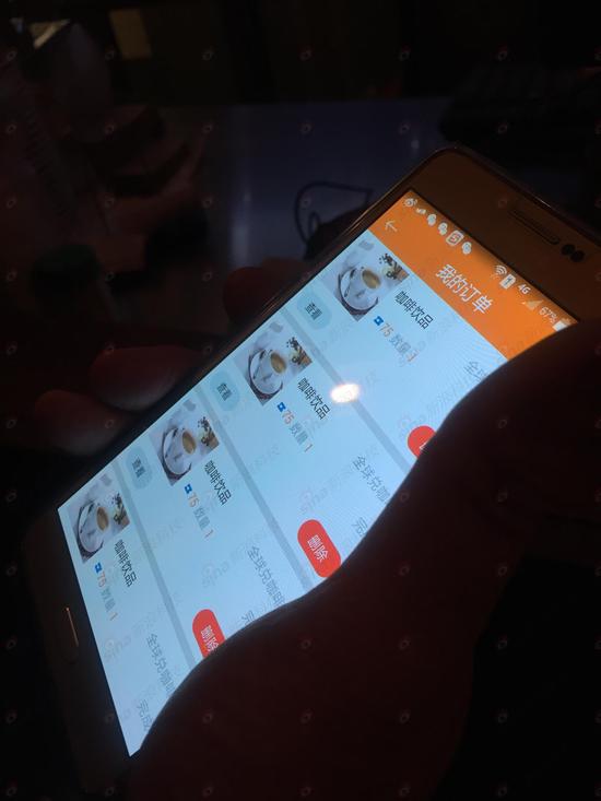 高子強(qiáng)老人用網(wǎng)絡(luò)黃金兌換券在全球兌App中成功換得一杯熱飲