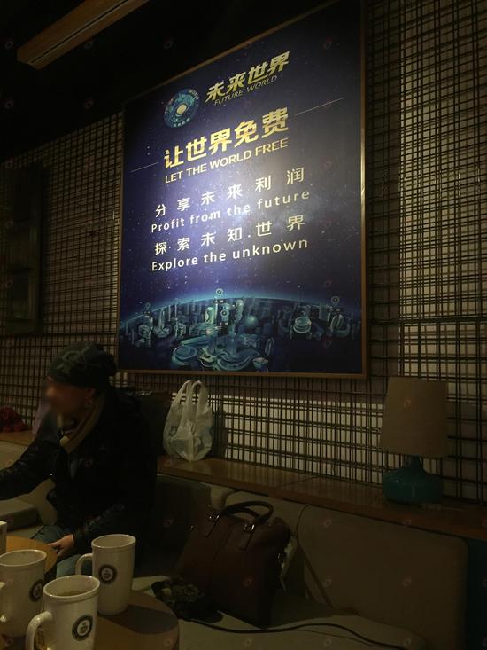 咖啡廳里的帽子哥正跟前來咨詢的人回答網(wǎng)絡(luò)黃金的問題