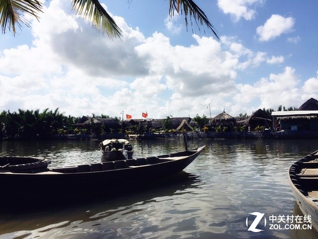 越南峴港位于越南中部沿海地區(qū),是越南第四大城市,是可以媲美印尼里島和馬爾代夫的渡假圣地,不但有藍(lán)天碧海,還有幽情古都,年平均氣溫保持在最舒適的25.6攝氏度左右,而每年的10月――4月是其最佳的旅游季節(jié),氣溫稍冷,春節(jié)正好在這個(gè)時(shí)間段內(nèi),所以是一個(gè)非常好的選擇。