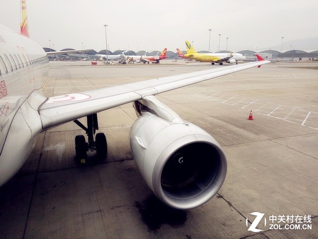 到越南峴港距離并不算遠(yuǎn),從香港起飛,兩小時(shí)就能到,值得注意的是越南和中國大約有一個(gè)小時(shí)的時(shí)差,不過并不影響。