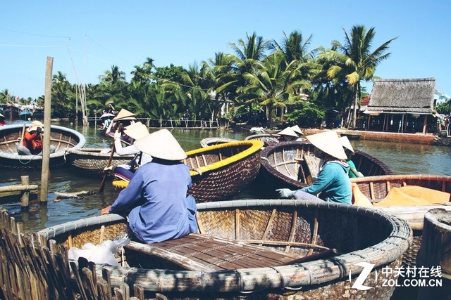 迦南島有很多圓形的船,這就是越南特色的簸箕船。在途中還有一位小哥表演船舞,大家都稱贊:船會玩。由于有了夠快才暢快vivo X6的極速抓拍和追焦技術(shù),所以盡管拍攝物體一直在動,還是毫無壓力的拍攝清晰。