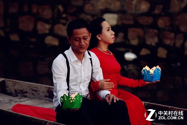 途中還遇到了拍攝婚紗的年輕夫婦,因?yàn)闀补懦浅耸锹糜蝿俚刂猓€是婚紗拍攝的圣地。