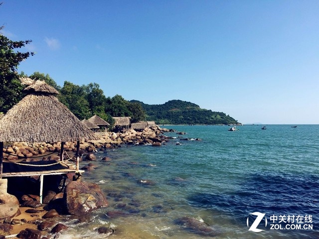 結(jié)束了會(huì)安古城之旅后,接下來(lái)是距離越南峴港市中心13公里的山茶半島。該島長(zhǎng)15公里,最寬處5公里,最窄處1公里,最高峰696米,有原始林4370公頃。