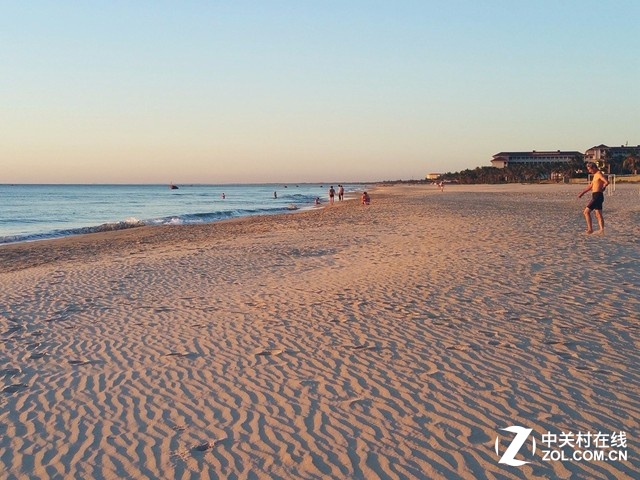 在山茶半島的海灘,簸箕船還是隨處可見(jiàn),實(shí)在難以想象,勤勞的漁夫用這個(gè)出海捕魚。在天氣不錯(cuò)的情況下,夠快才暢快vivo X6的1300萬(wàn)高素質(zhì)鏡頭的優(yōu)勢(shì)更加明顯。