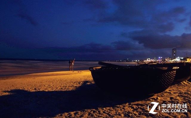 有人說(shuō),在海灘住宿如果不拍日出日落,就是白來(lái)了,所以凌晨4點(diǎn)(北京時(shí)間5點(diǎn))我就直接趕到了海邊,只可惜云層太厚,壓根看不到日出。只能等到下午拍攝日落了,還好云層沒(méi)有再辜負(fù)我。這時(shí)夠快才暢快vivo X6發(fā)揮了應(yīng)有的水平,在大光比和點(diǎn)光源下,仍然拍出了非常不錯(cuò)的感覺(jué)。