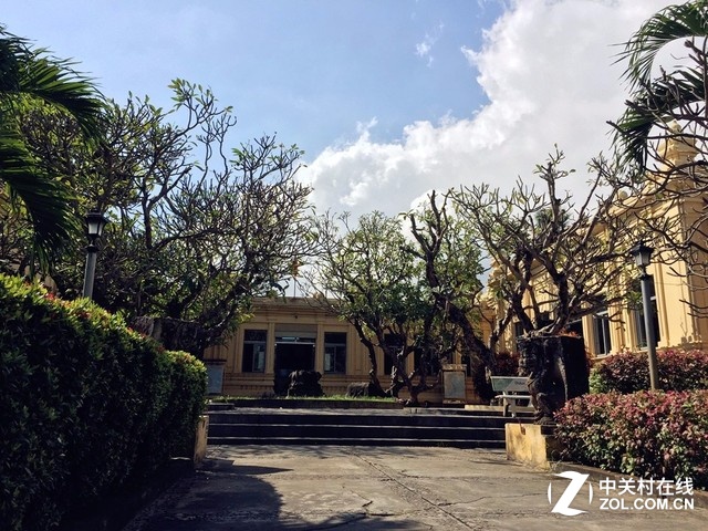 峴港大教堂之后,是越南峴港另一個(gè)必去之地――占婆博物館。越南在17世紀(jì)前分屬兩個(gè)國(guó)家:北部原來(lái)叫安南國(guó),中南部則為占婆國(guó),而這兩個(gè)國(guó)家都曾經(jīng)為中原王朝的藩屬國(guó),后來(lái)相繼脫離,在18世紀(jì)中葉占婆國(guó)被安南國(guó)消滅兼并了。另外值得一提的是占婆國(guó)是個(gè)母系氏族的國(guó)家,女人的地位非常的高,除了皇帝,女人就是家里的老大,可以娶幾個(gè)老公的。