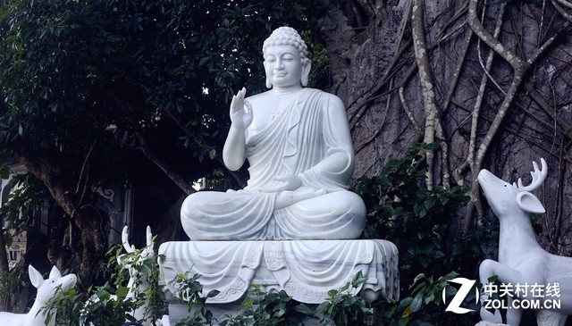 接著,為了彌補(bǔ)前一天海灘日出日落的遺憾,所以這一天的下午為了拍攝日落,選擇了五行山之行。Marble Mountains,距離峴港南邊10公里,風(fēng)景絕佳,是印度教和佛教圣地,山上有一處山水靈應(yīng)寺,是峴港三座靈應(yīng)寺之一。