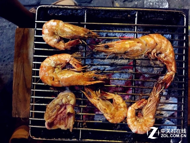 另外,對(duì)于春節(jié)期間選擇去越南峴港游玩的朋友,還有一些小建議:1、出發(fā)前一定要做好功課,例如天氣、氣溫、陰晴等;2、計(jì)劃好行程,很多不需要去的地方,不需要花的錢,盡量避免;3、導(dǎo)游無(wú)用,越南峴港會(huì)中文的導(dǎo)游不少,但會(huì)講中文和會(huì)導(dǎo)游是兩回事;4、沒(méi)必要帶的重型裝備,例如單反、鏡頭和筆記本,不是為了攝影去的,就別帶了,手機(jī)已經(jīng)完全能夠滿足,如果有一臺(tái)夠快才暢快vivo X6,你帶單反也用不上,因?yàn)槭謾C(jī)已經(jīng)滿足你了;5、進(jìn)入寺廟必須尊重習(xí)俗,長(zhǎng)衣長(zhǎng)褲較好;6、越南采用的是德國(guó)標(biāo)準(zhǔn)的<a href=/tags/4114-0.html target=_blank class=infotextkey>電源</a>插座,所以需要攜帶國(guó)際電源插座。最后祝大家春節(jié)快樂(lè),旅游快樂(lè),一定要帶上夠快才暢快vivo X6!