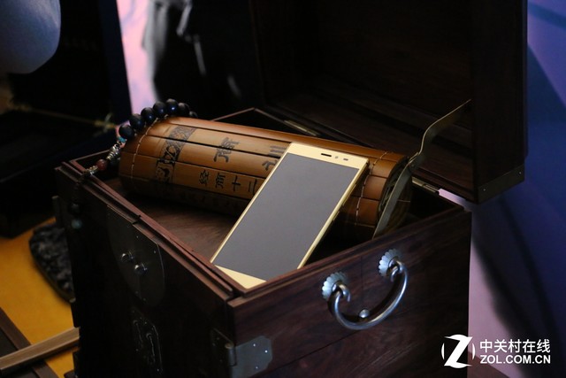 售價12888元 青蔥metal 黃金版手機發布