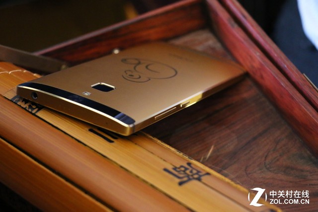 售價12888元 青蔥metal 黃金版手機發布