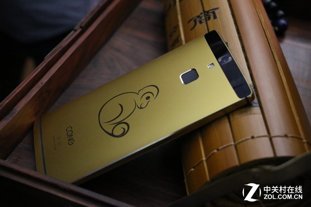 售價12888元 青蔥metal 黃金版手機發布