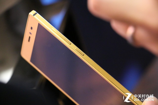 售價12888元 青蔥metal 黃金版手機發布