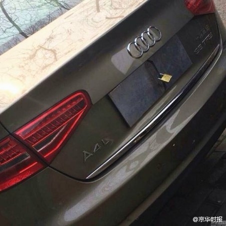 奇葩司機為躲罰單鎖車牌 悲劇了