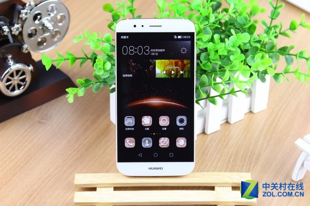 為了迎合女性用戶的需求,近期華為推出了玫瑰金配色的麥芒4。華為麥芒4采用了金屬材質的機身,還有背部指紋識別技術,整機的造型非常圓潤。此外該機依舊配備5.5寸1080p屏幕,搭載驍龍616八核處理器,有2GB/3GB(電信)+16GB/32GB(全網通)兩種內存組合,提供500萬+1300萬像素攝像頭,內置3000mAh電池,運行EMUI 3.1系統(tǒng)。