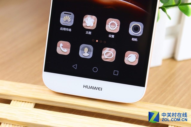 為了迎合女性用戶的需求,近期華為推出了玫瑰金配色的麥芒4。華為麥芒4采用了金屬材質的機身,還有背部指紋識別技術,整機的造型非常圓潤。此外該機依舊配備5.5寸1080p屏幕,搭載驍龍616八核處理器,有2GB/3GB(電信)+16GB/32GB(全網通)兩種內存組合,提供500萬+1300萬像素攝像頭,內置3000mAh電池,運行EMUI 3.1系統(tǒng)。