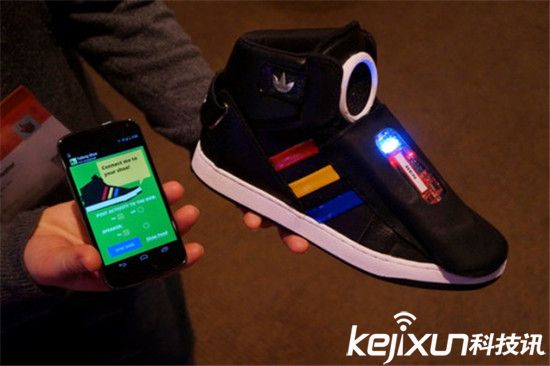 智能鞋子搶風(fēng)頭：不僅能說話還能給<a href=/mobile/ target=_blank class=infotextkey>手機(jī)</a>充電！