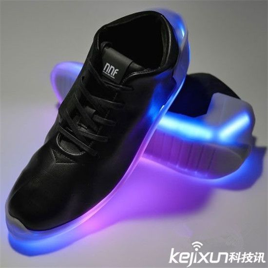 智能鞋子搶風頭：不僅能說話還能給手機充電！