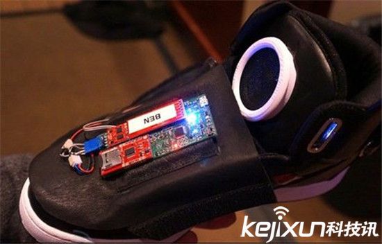 智能鞋子搶風頭:不僅能說話還能給手機充電!