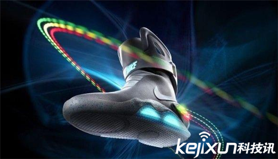 智能鞋子搶風頭：不僅能說話還能給手機充電！