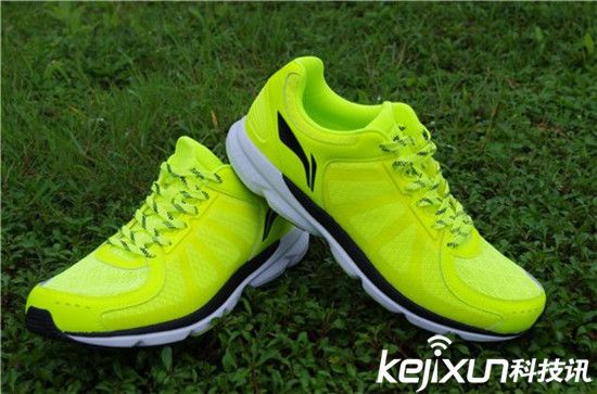 智能鞋子搶風頭：不僅能說話還能給手機充電！