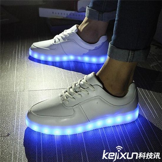 智能鞋子搶風(fēng)頭:不僅能說話還能給手機(jī)充電!