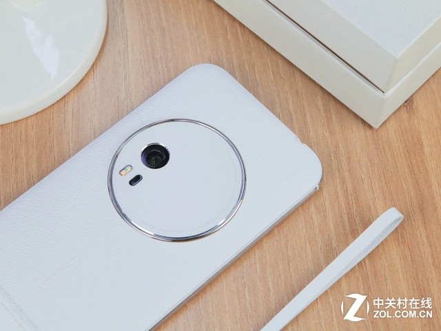 最薄光學變焦 白色華碩ZenFone Zoom賞析