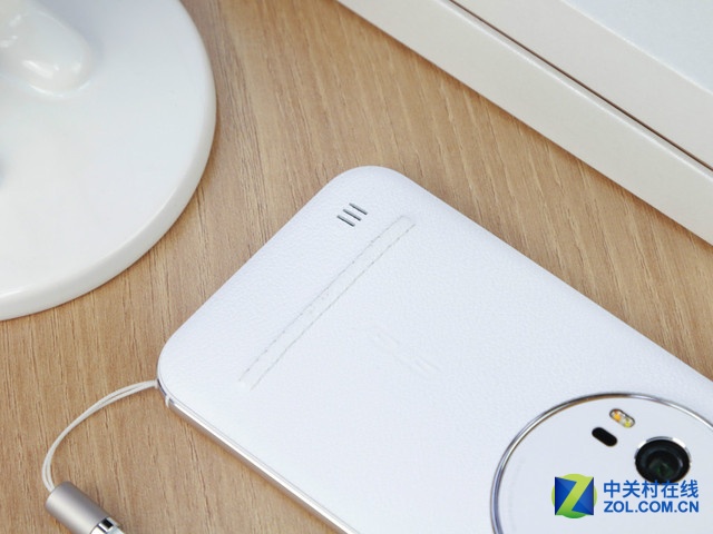 最薄光學變焦 白色華碩ZenFone Zoom賞析