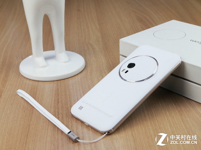 最薄光學變焦 白色華碩ZenFone Zoom賞析
