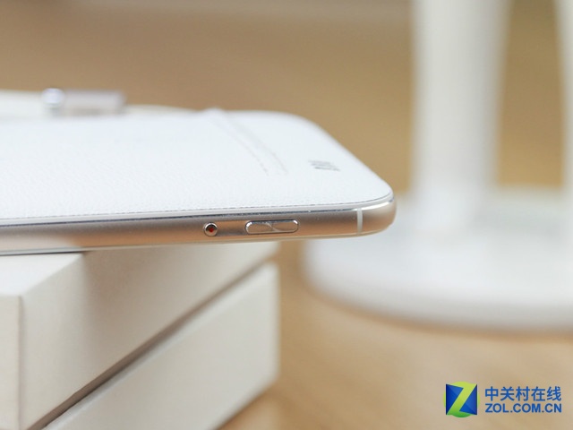 最薄光學變焦 白色華碩ZenFone Zoom賞析