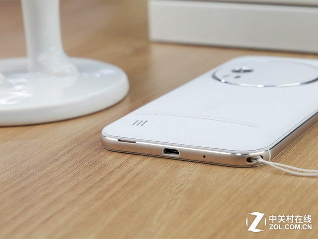 最薄光學變焦 白色華碩ZenFone Zoom賞析