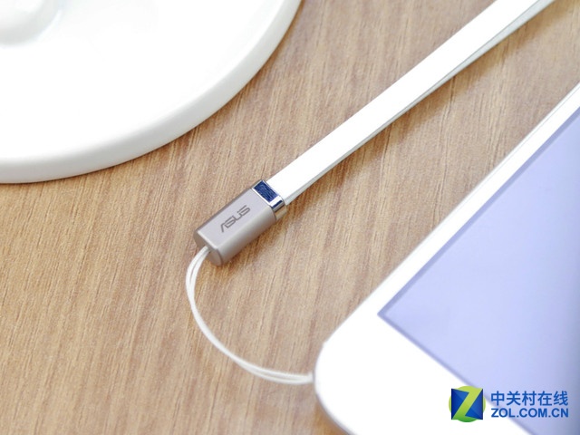 最薄光學變焦 白色華碩ZenFone Zoom賞析