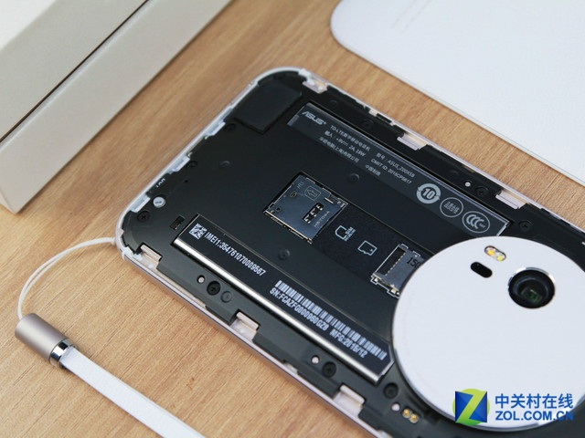 最薄光學變焦 白色華碩ZenFone Zoom賞析