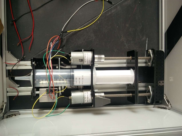 這個北京妞做了款性愛沙發：自帶安全套分發器