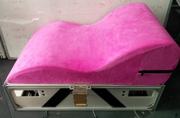 這個北京妞做了款性愛沙發：自帶安全套分發器