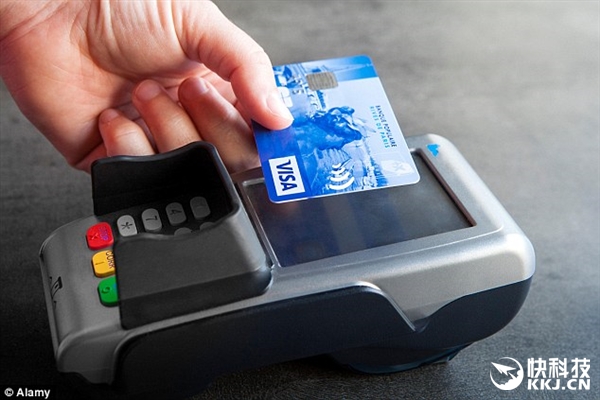 太危險了!俄小偷地鐵內用支付終端掃信用卡隔空偷錢