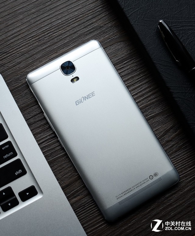 對于很多的用戶來說,續航是智能手機的痛處,金立在2015年6月的時候推出了“超級續航”智能手機M5。然而金立M5僅僅是一個開始,“超級續航”M5 Plus也再不久之后推出。