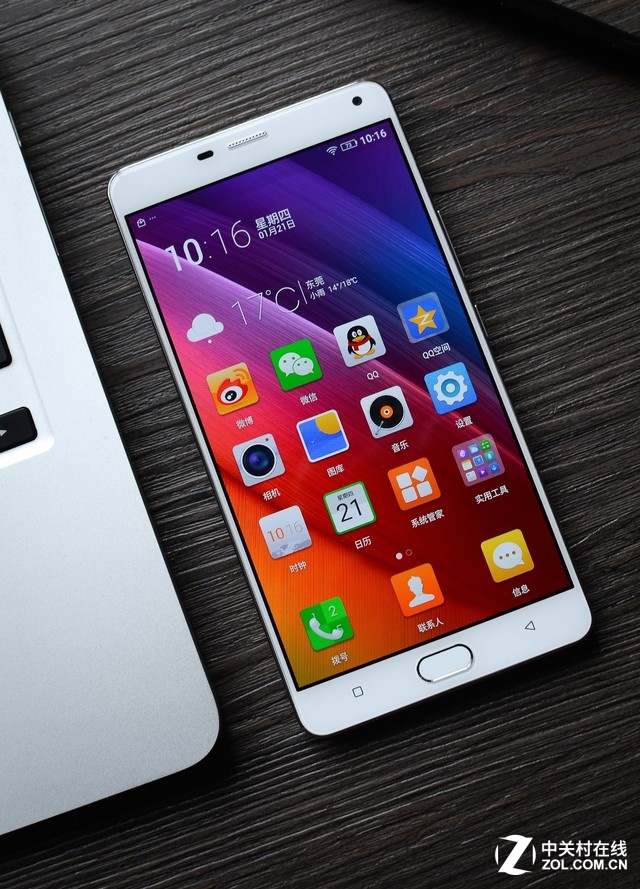 金立M5 Plus不僅在外觀設計更出色,同時更用上了6英寸AMOLED屏幕、八核CPU和前置指紋識別的配置,當然依然是采用超大容量的電池。