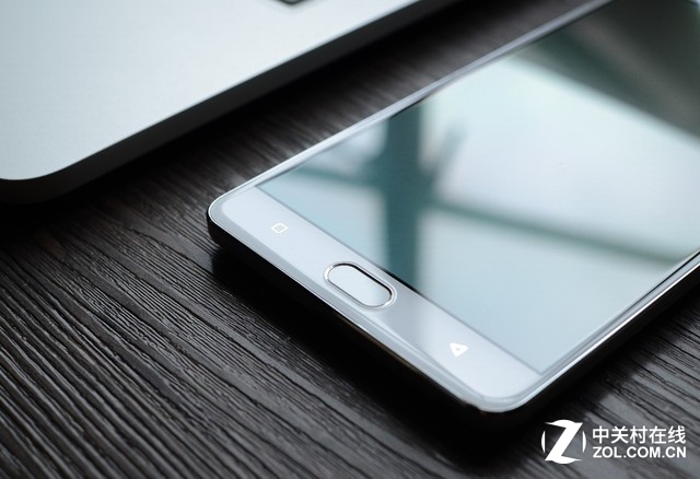 機身正面:金立M5 Plus采用了一塊6英寸AMOLED屏幕,屏幕分辨率為1920x1080,AMOLED具備色彩艷麗、功耗低、對比度高、超薄面板的優點,響應速度快至0.01ms,色域達到97%。