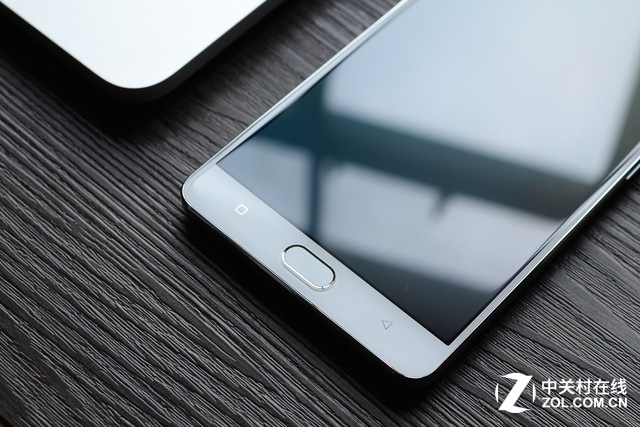 同時也采用了當下最流行得2.5D玻璃屏幕,整體看上去圓潤舒適。 作為一款以“Plus”為名的手機,金立M5 Plus重量達到了208克,參數上來看比較沉穩,但考慮到該機內置了5020mAh的大容量電池,所以并不覺得很重。