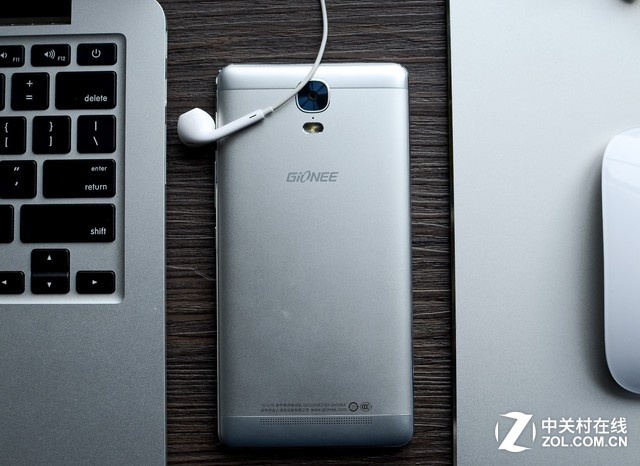 機身背面,金立M5 Plus使用了三段式的設計,中間是金屬材質,整機經過數道CNC打磨和陽極氧化工藝而成,表面采用噴砂處理,使得在冬天氣溫較低時使用并沒有覺得冰涼,背面金屬部分比較溫潤,弧形的背面帶來的手感也比較出色,穩定貼服