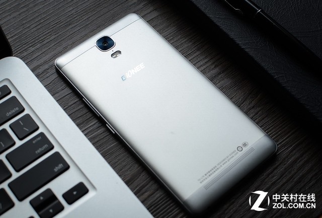 但我覺得金立M5 Plus背面采用的金屬還有更重要的任務便是保護這塊“巨大”容量的電池,金屬的堅固度能更有效的防止手機跌落帶來的沖擊力,在電池頻頻爆出問題的的今天,金立M5 Plus無疑給我們帶來的更安全的體驗。