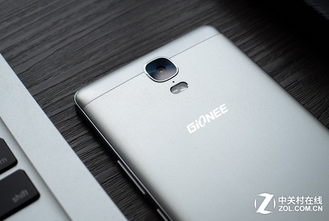 金立M5 Plus采用的是和<a href=/mobile/iphone/ target=_blank class=infotextkey>iPhone</a> 6s、<a href=/tags/46-0.html target=_blank class=infotextkey>三星</a>等一樣的前置式指紋識別模塊,這一點我很喜歡,相對那些安放在手機背面的來說,解鎖還需要拿起手機很不方便。金立M5 Plus指紋識別很快,反應時間低至0.38s,擁有非常高的識別率。