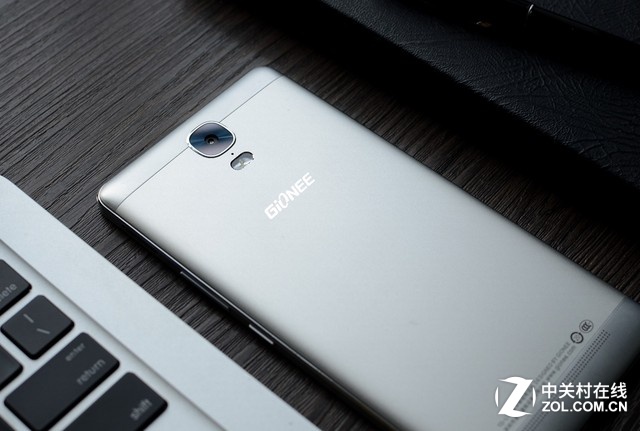 金立M5 Plus主打“超級續航”,并擁有5020mAh的超大容量電池,加上1080P的分辨率,使得整體的待機時間更長,雖然內置的電池容量大,但是該款手機的機身厚度僅為8.4mm,由于良好的工業設計,在視覺上依然較為纖薄。