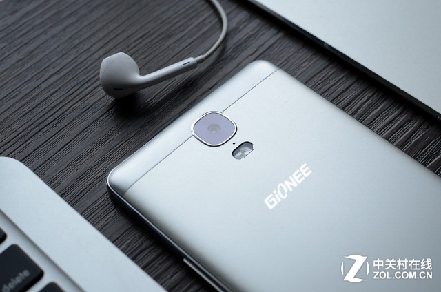 除了大容量外,金立M5 Plus還具備9V/2A的快充功能。金立M5 Plus還有一個亮點,現在市面上很多手機采用三合一nano/micro sim/SD卡的卡槽,而金立M5plus機身左右兩側各有一個卡槽,對于用戶體驗來說還是很棒的。