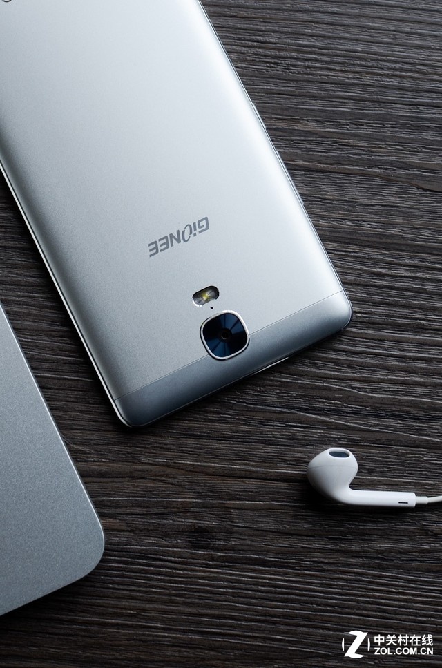 金立M5 Plus還采用了現在流行但僅有部分中高端旗艦產品才有的USB Type-C接口,支持正反可插,這種盲插的功能在未來必定成為手機的標配,Type-C除了擁有更高的傳輸速度外,也為該手機較高功率的快充提供了支持。