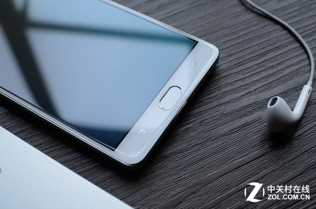 從以上體驗(yàn)內(nèi)容來看,金立M5 Plus在做工上值得肯定,用料很足,這塊屏幕被調(diào)試的非常艷麗,非常的討好認(rèn)得眼球,但6英寸的屏幕加上1080P的分辨率近距離觀看仍然可見一定的顆粒感。硬件性能優(yōu)化很到位,整機(jī)用起來非常流暢,這與自家優(yōu)化的<a href=/pc/system/ target=_blank class=infotextkey>系統(tǒng)</a>也密不可分。總體來說對于一款2499的手機(jī)來說,該機(jī)的總體還是很值得肯定的。