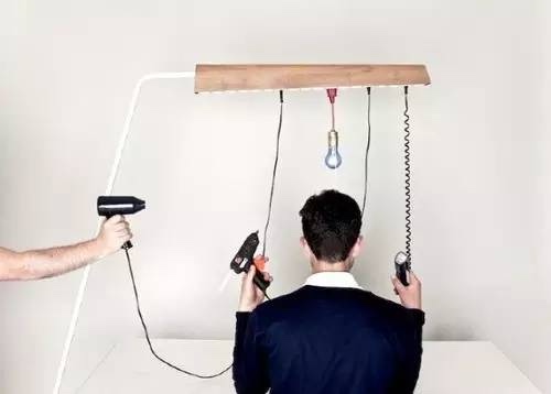 德國設計團隊45Kilo設計了類似落地燈的架子，提供兩排<a href=/tags/4114-0.html target=_blank class=infotextkey>電源</a>線，可以整齊地掛上各種燈，也可以把家里所有的工具設備都連上去。（圖源：wowdsgn）